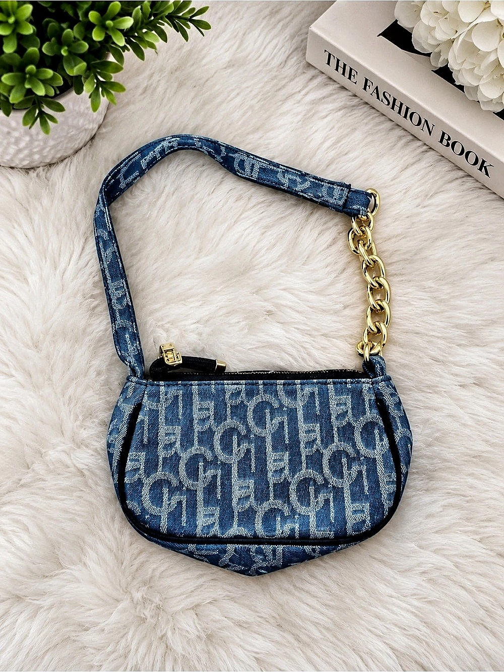 Small Saddle Pouch with Chain Blue
